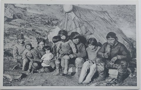Postkort: Grønlandsk familie udenfor telt