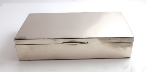 A. Michelsen. Sølvcigaret æske (830). Længde 18 cm. Bredde 10 cm. Højde 4 cm. 
Produceret 1943.