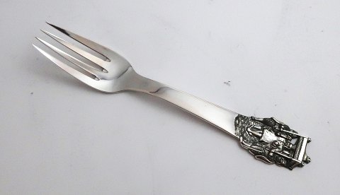 H. C. Andersen eventyrgaffel. Sølvbestik. Kejserens nye klæder. Sølv (830). 
Længde 15 cm.