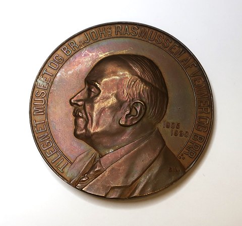 Bronze medal. Dedicated to the museum and br. Johs Rasmussen from friends and 
BRR. The museum of the great Danish Landsloge. Diameter 54 mm
