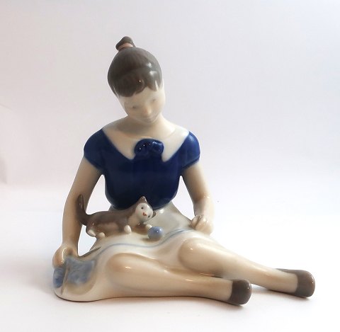 Bing & Gröndahl. Porzellanfigur. Sitzendes Mädchen mit Katze. Modell 2329. Höhe 
12 cm. (1 Wahl)