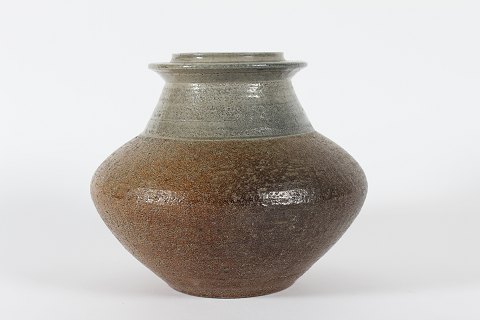 Herman A. Kähler
Større bred vase
delvis lys grøn glasur