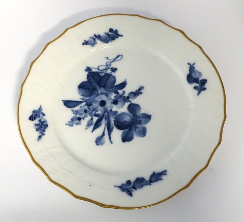 Royal Copenhagen. Blå blomst, svejfet med guld. Frokosttallerken. Model 1630. 
Diameter 22 cm. (1 sortering)