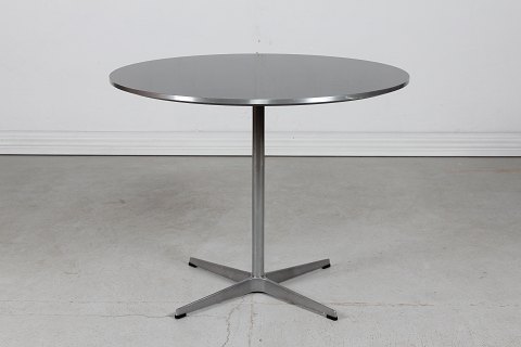 Arne Jacobsen
Round Cafe Table
with black table top
Ø 90 cm