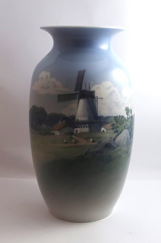 Royal Copenhagen. Stor vase med motiv af en mølle. Model 2634 - 2983. Højde 32 
cm. (1 sortering)