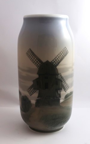 Royal Copenhagen. Stor vase med motiv af en mølle. Model 2324 - 2306. Højde 29  
cm (1 sortering)