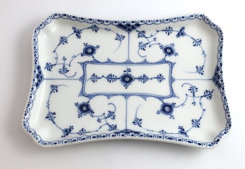 Royal Copenhagen. Blue Fluted Half Lace. Square tray. Model 716. Length 23.5 cm. 
Width 15.5 cm. (1 quality). Produced before 1923.