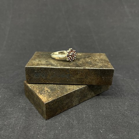 Ring with red garnets