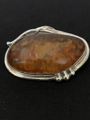 Silver brooch with inlaid amber
Stamped SD 925S
Length 4.0 cm