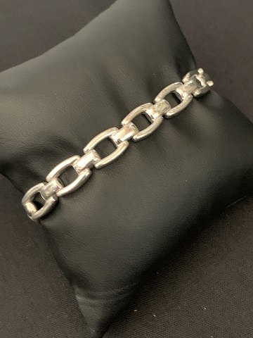 Silver bracelet in sterling silver with a simple structure and with an oesken 
clasp. Stamped 925s