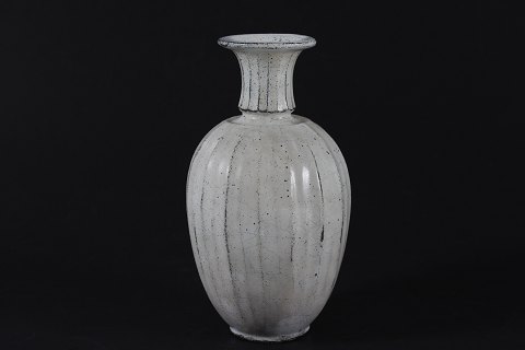 Herman A. Kähler
Svend Hammershøi
Slank vase
askegrå glasur
