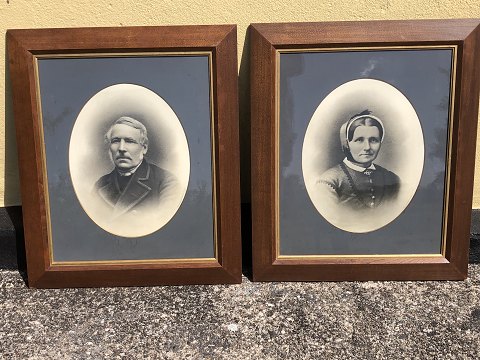 Two large older photos
in oak frame.
DKK 875 in totalK