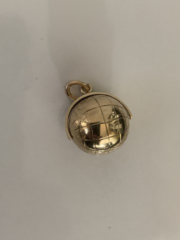 Vedhæng i 14 karat guld, udformet som globus. Stemplet 585.