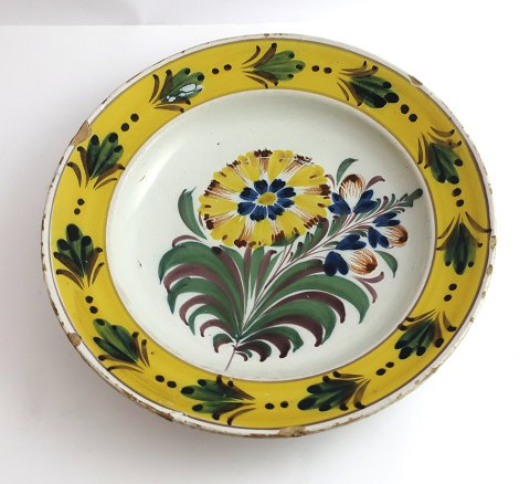 Kellinghusen plate, faience. Deep plate with floral motif. Diameter 23 cm. With 
repair.