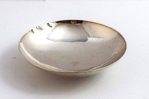 Georg Jensen. Small round bowl. Sterling (925). Design Harald Nielsen. Model 
609. Diameter 8.8 cm.