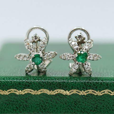 Pair of diamond earrings with emerald in 18k white gold