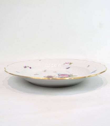 Dinner plates - Kgl. Saxon Flower - Hand Painted - Decorated With Gold - Royal 
Copenhagen - Approx. Year 1923
Great condition
