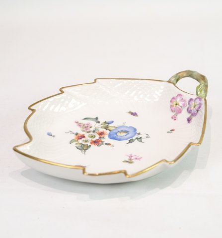 Leaf-shaped Dish - Kgl. Saxon Flower - Hand Painted - Decorated With Gold - 
Royal Copenhagen - Approx. Year 1923
Great condition
