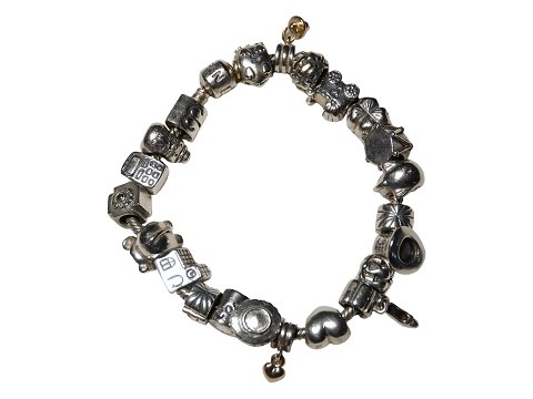 Pandora sølv
Armbånd med 28 charms - heraf to af guld