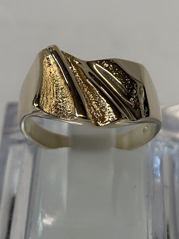 Gold ring in 14k gold. The ring has beautiful straight lines
Size 54
stamped BoG 585