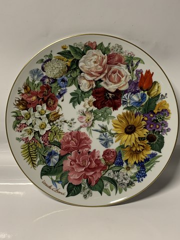 Flower plate from German Hutschenreuther, painted by Ursula Band. Dec. No. 9306d