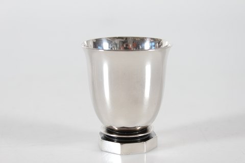 Georg Jensen Pyramid
Small vase/cup
dessin 648