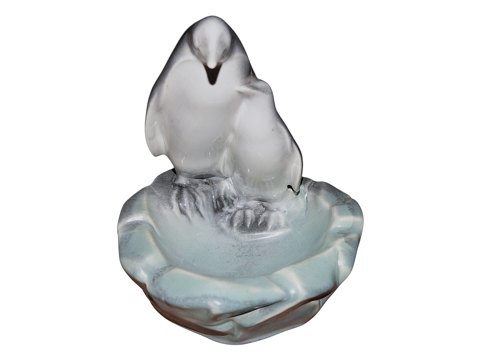 Ditmar Urbach Czechoslovakia
Two penguins on bowl