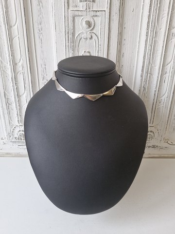 Neck jewellery