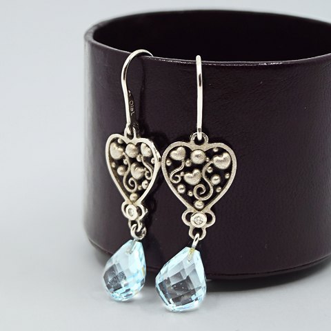 Ole Lynggaard; Tornerose øreringe i 18 kt. hvidguld m. topas