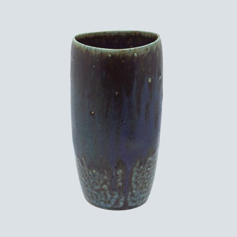Arne Bang; Vase af stentøj med sort og blå glasur, nr. 3