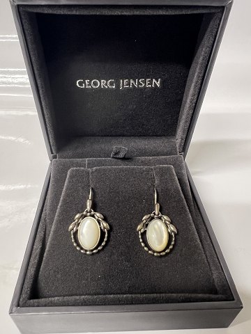 Øreringe med perlemor Georg Jensen sterlingsølv Heritage Årssmykke 2021.