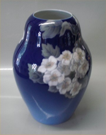 KAD ringen - * B&G 8103-832 Vase beutfully flowers on blue background p - B&G Porcelain * B&G 8103-832 Vase beutfully flowers on blue background p