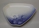 B&G porcelæn Blå Julerose
052 d Trekantet bakke, plat de menage 14 cm (361)