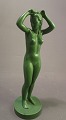 Ipsen figur af dame i grøn glasur, med en fejl