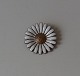 A.Michelsen Marguerit broche i forgyldt sterlingsølv og emalje 4,2cm.