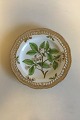 Royal Copenhagen Flora Danica  Frokosttallerken med gennembrudt kand No 20/3533