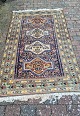 Beautiful rug - Design with four geometric medallions 140 x 232 cm.