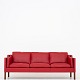 Børge Mogensen / Fredericia Furniture
BM 2213 - 3-seater sofa in red Camo leather (Flavours col. 4977) with legs of 
walnut.
Availability: 6-8 weeks
Renovated
