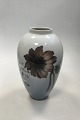 Royal Copenhagen Vase No 2660/1099 med Rødbrune og Hvide Blomster