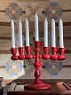 Schwedisches Kunsthandwerk (Volkskunst) siebenarmiger Kerzenständer / 
Weihnachtskerzenständer. Gedrehtes Holz mit roter Farbe