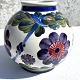 Aluminia
Kuglevase med blomster
#465 / 431
*875kr