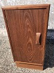 Sengebord
Lille skab
Teak
375kr