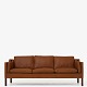 Børge Mogensen / Fredericia Furniture
BM 2213 - Reupholstered 3-seater sofa in Envy Cognac leather. KLASSIK offers 
upholstery of the sofa in fabric or leather of your choice.
Availability: 6-8 weeks
Renovated
