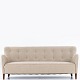 Birte Iversen / A. J. Iversen 
Overpolstret sofa i nyt Ecriture-tekstil (farve 0240) med kedere i naturlæder.
1 stk. på lager
Ny-restaureret
