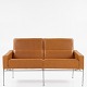Arne Jacobsen / Fritz Hansen
AJ 3302 - Nybetrukket 2 pers. sofa 