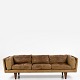 Illum Wikkelsø / Holger Christiansen
Model V11 - 3 pers. sofa i patineret bøffellæder og tilspidsede ben i 
Rio-palisander. Formgivet i 1965.
1 stk. på lager
Original stand
