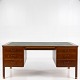 Rud Rasmussen / Rud Rasmussen Snedkeri
Large desk in cuban mahogany, green linoleum and six drawers with pull-out top.
1 pc. in stock
Used condition

