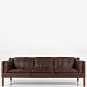Børge Mogensen / Fredericia Furniture
BM 2213 - 3 pers. sofa i originalt mørkebrunt anilinlæder med ben i teak. 
Formgivet i 1962.
1 stk. på lager
Pæn, brugt stand
