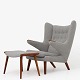 Hans Wegner / AP Stolen
AP 19 - Nybetrukket Bamsestol i nyt gråt tekstil m. skammel. (Moss, farve 16 
fra Sacho).
Leveringstid: 6-8 uger
