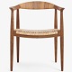 Hans J. Wegner / Johannes Hansen.
JH 501 - The Chair / Den Runde Stol i massiv eg med ryg og sæde i sjeneflet.
1 stk. på lager
